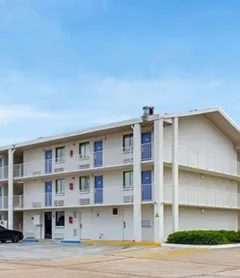 Super 6 Inn & Suites Baton Rouge