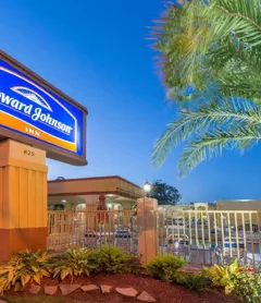 Howard Johnson by Wyndham Historic Lake Charles