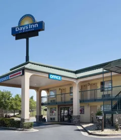 Days Inn by Wyndham Macon I-475