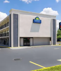 Days Inn & Suites by Wyndham Indianapolis Airport East