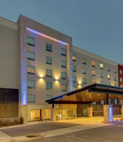 Holiday Inn Express & Suites Nashville Metrocenter Downtown, an IHG Hotel