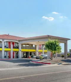 Econo Lodge West - Coors Blvd