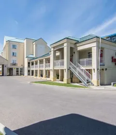 Econo Lodge Inn & Suites University