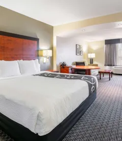 La Quinta Inn & Suites by Wyndham DFW Airport South / Irving