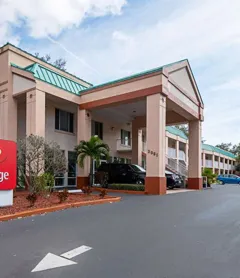 Econo Lodge Inn & Suites