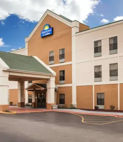 Days Inn & Suites by Wyndham Harvey / Chicago Southland