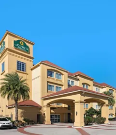 La Quinta Inn & Suites by Wyndham Houston Bush Intl Airpt E