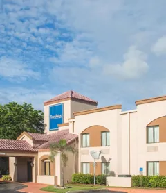 Travelodge by Wyndham Fort Myers Airport