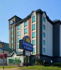 Days Inn & Suites by Wyndham Niagara Falls Centre St. By the Falls