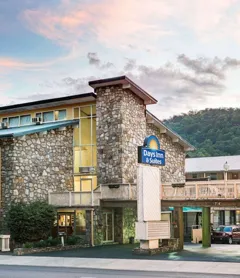 Days Inn & Suites by Wyndham Downtown Gatlinburg Parkway